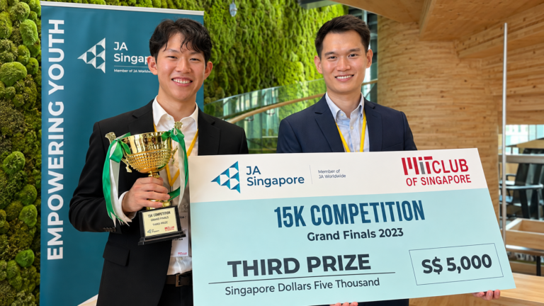 AeroFlux team receiving third prize at the 2023 MIT Club of Singapore 15K Competition